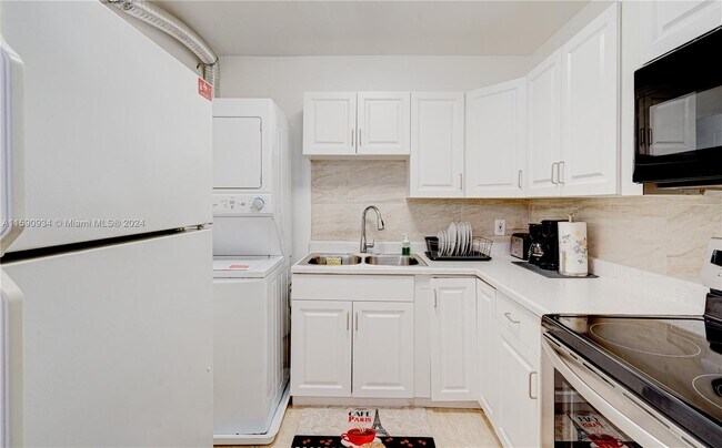 Foto del edificio - 502-504 Phippen Waiters Rd