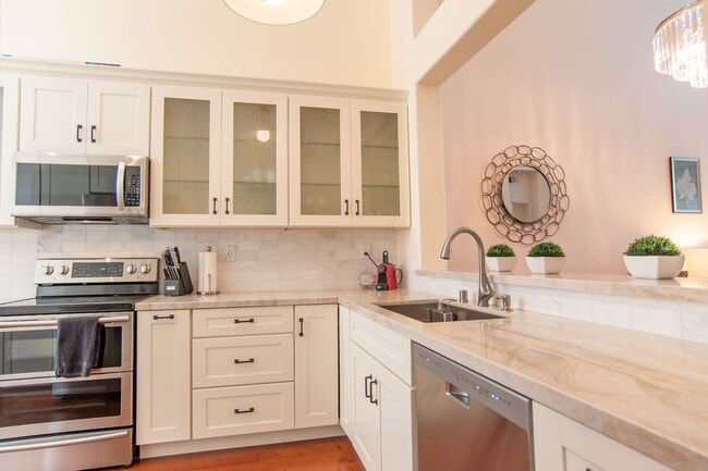 Foto del edificio - Light & Bright Top Floor Condo Near Apple ...