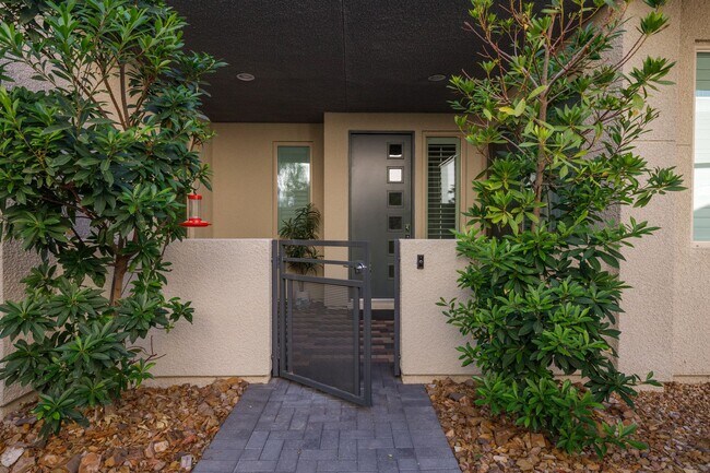 Foto del edificio - Luxury Summerlin townhome in resort style gated community