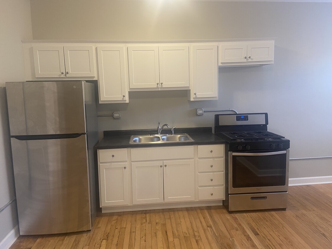 Updated kitchen cabinets - 5945 Hyslop Pl