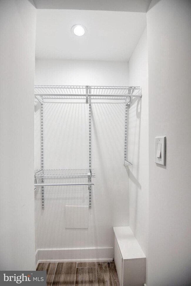 Vestidor - 1808 Benning Rd NE