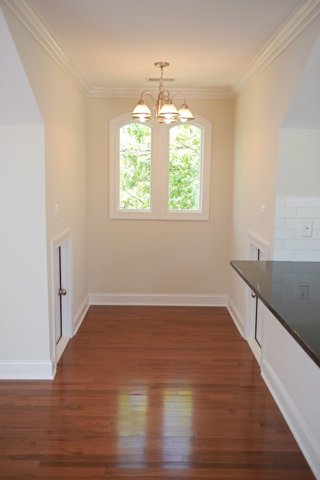 Dining/Breakfast - 205 Nassau St