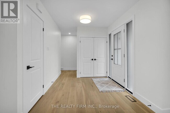 Photo du bâtiment - 615 Santa Monica Rd