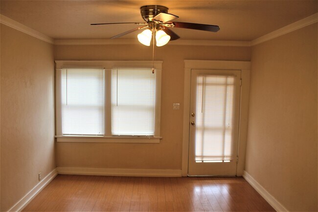 Foto del edificio - 323 W Glenoaks Blvd