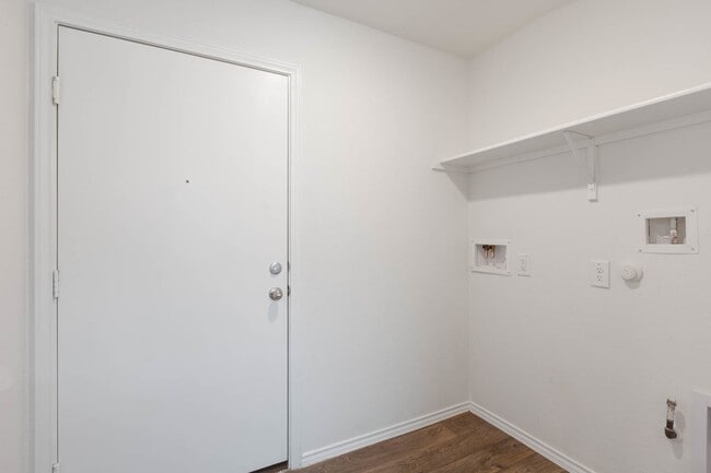 Building Photo - $500 Off First Month's Rent!