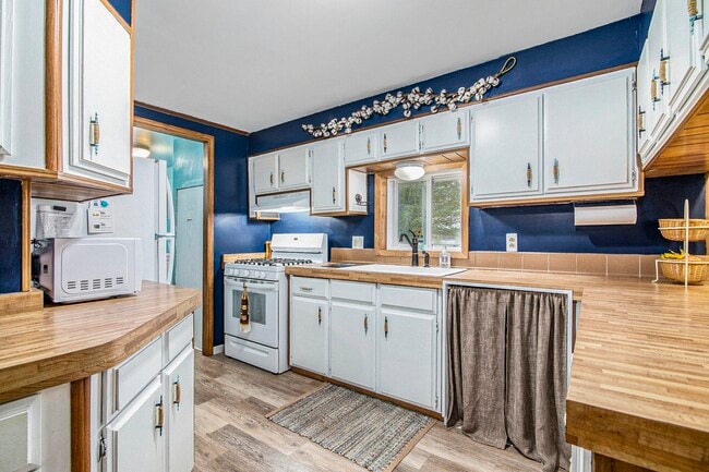 Building Photo - 3437 Pine Ridge Dr
