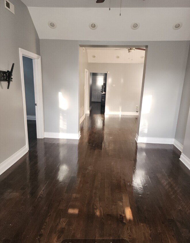 Sala de estar y comedor muy espaciosos con relucientes pisos de madera en todas partes. - 7223 S Union Ave