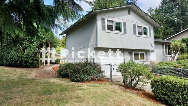 Building Photo - Newly Updated 3 Bedroom Tri-Level Home in ...