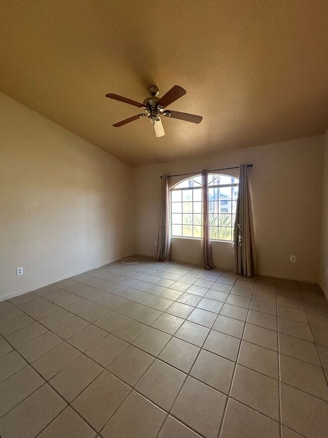 Foto del edificio - Take a look at this charming single family...
