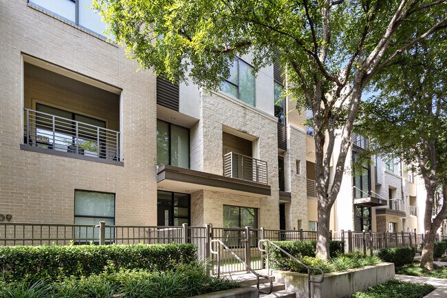 Foto del edificio - 4111 Newton Ave