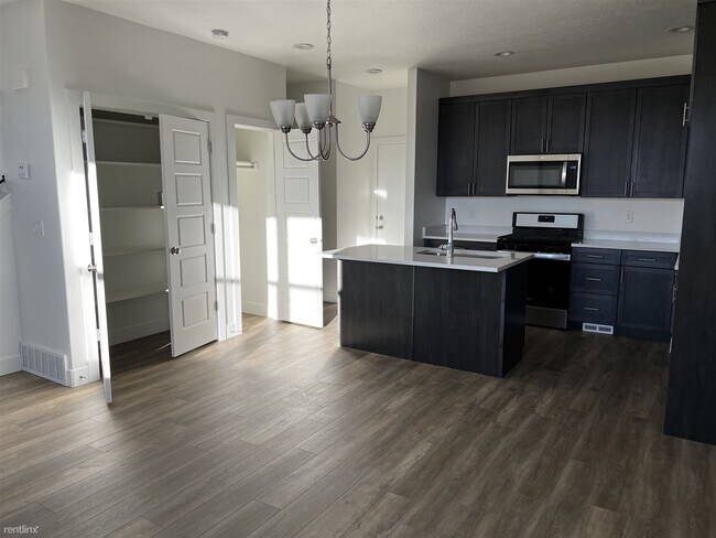 Foto del edificio - 4 br, 3.5 bath Townhome - 2001 South Sawmi...