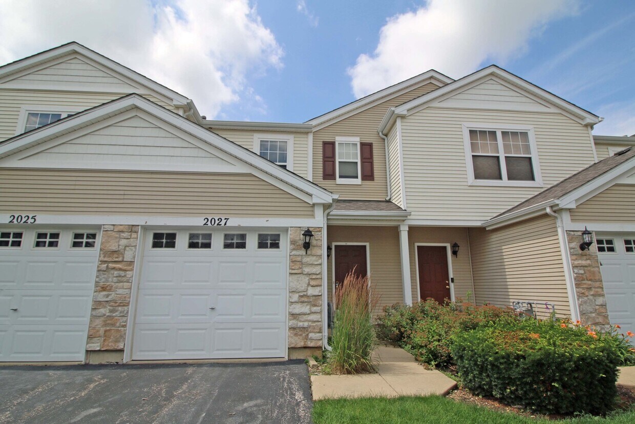 2027 Limestone Ln, Carpentersville, IL 60110 Townhome Rentals in