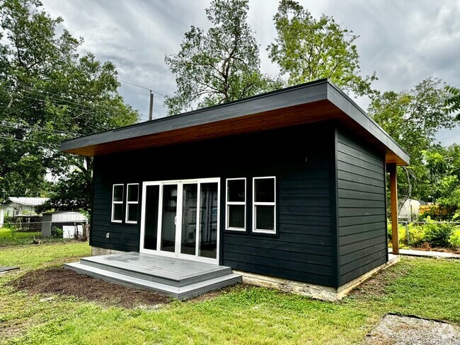 Building Photo - 6501 Hickman Ave
