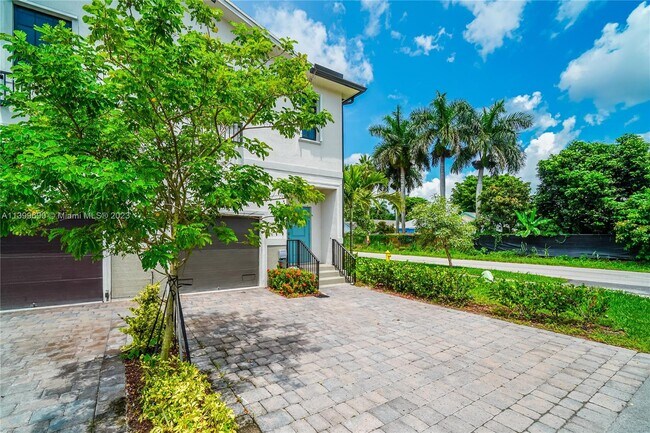 Building Photo - 1100 SW 7th Ct
