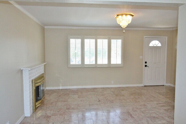 Foto del edificio - $3,890 - GORGEOUS SINGLE STORY FOUR BEDROO...