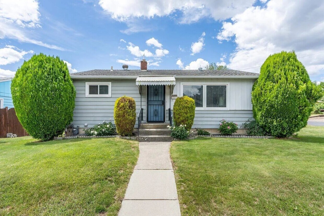 Foto principal - Beautiful 4-Bedroom Home with Finished Bas...