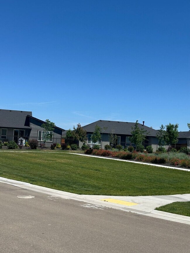 Foto del edificio - (Move In-Short term lease) $400.00 per month until June 2026