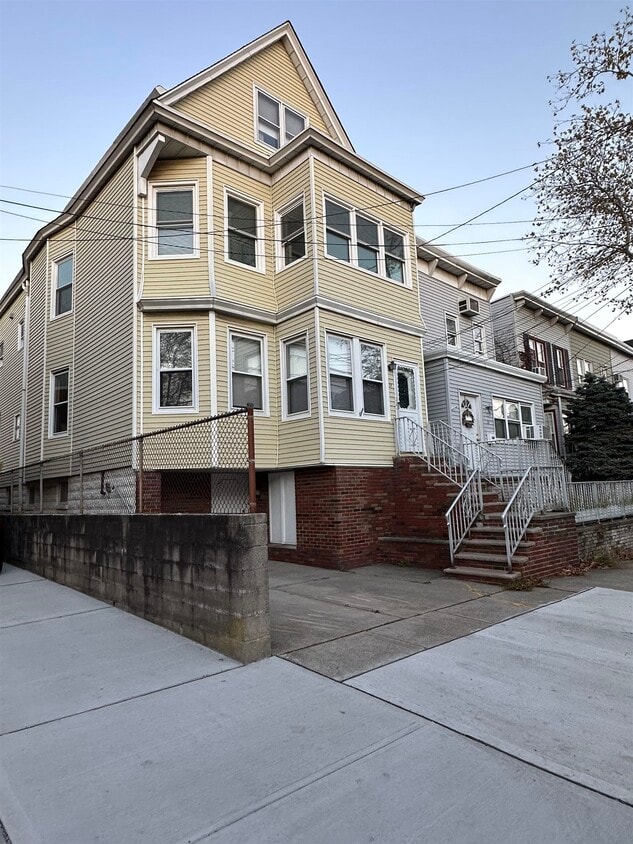 31 E 28th St Unit 1st Floor, Bayonne, NJ 07002 Condo for Rent in