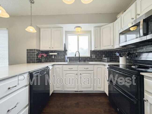 Building Photo - 484 E 900 N