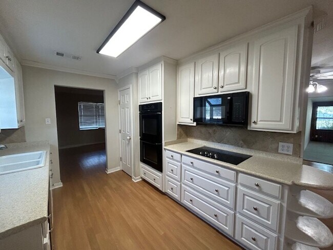 Foto del edificio - Spacious and Private Midway ISD Home