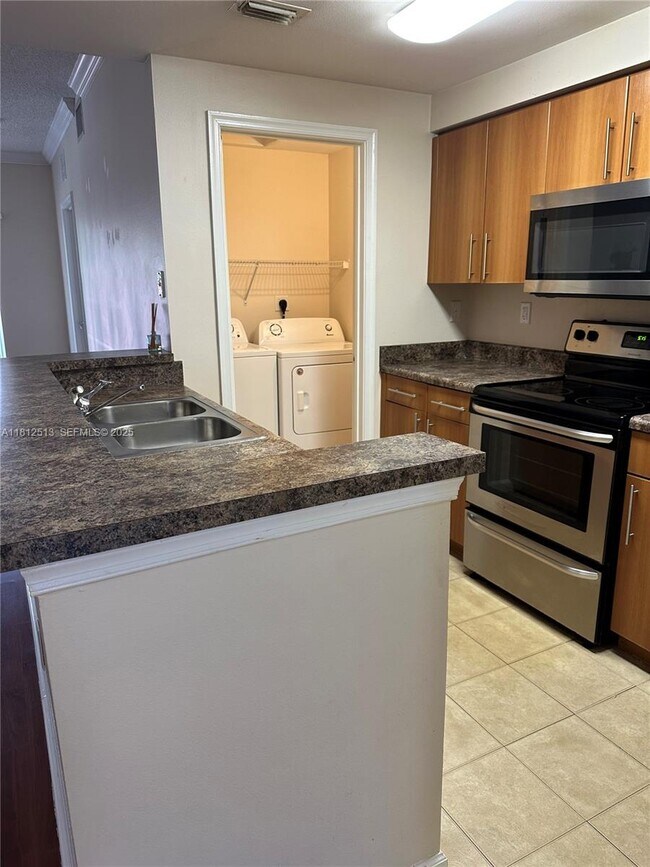 Foto del edificio - 5840 W Sample Rd