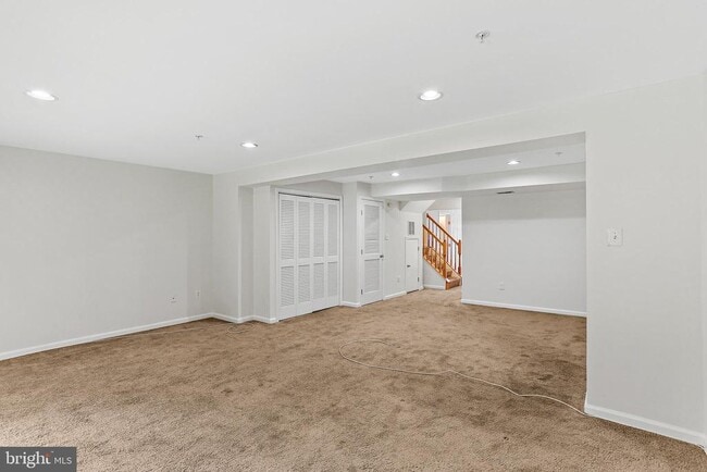 Building Photo - 7039 Oak Grove Way