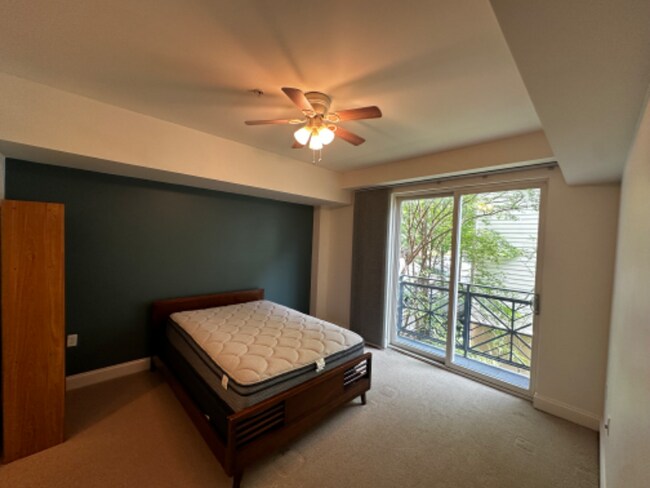Building Photo - 428 Monroe Ln