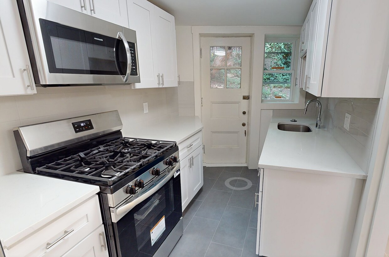 Primary Photo - Avl Now - No Fee! Renovated 1BR near Harva...
