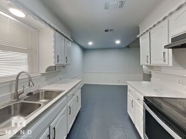 Building Photo - 408 Park Center Blvd