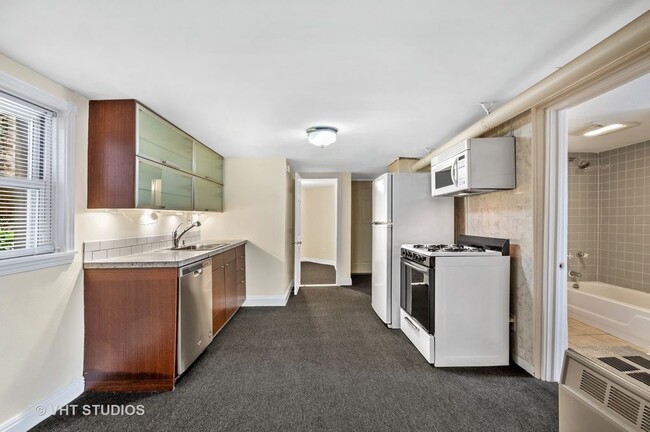 Kitchen - 2347 W Medill Ave