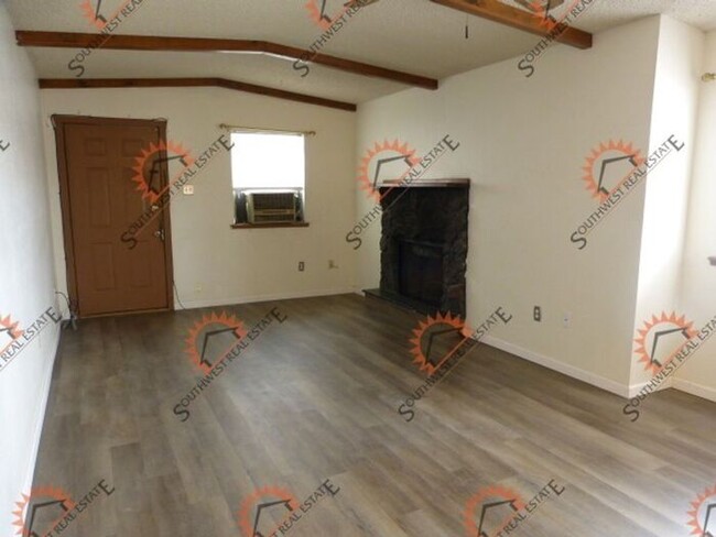 Building Photo - Spacious 2 bedrooms 1 bath duplex