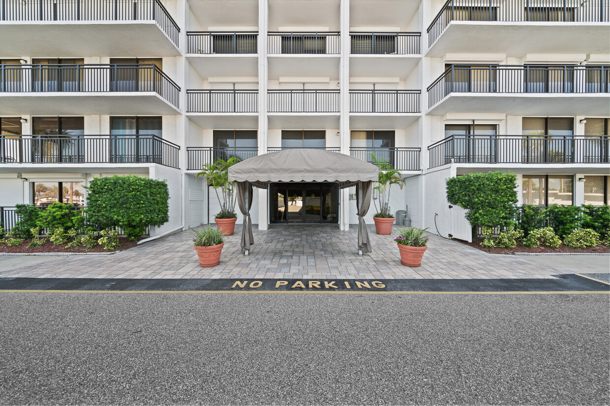 Foto principal - 2100 N Atlantic Ave