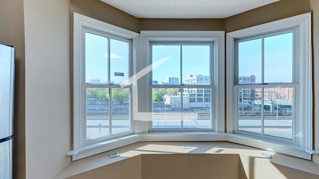 Building Photo - TOP FLOOR 2 BED 2 FLOORS + Private Rooftop Deck!!! Available 9/1/26