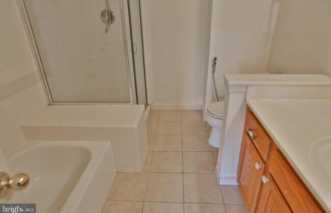 Building Photo - 5465 Middlebourne Ln
