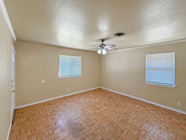 Foto del edificio - Charming 3-Bedroom Home with Bonus Room in...