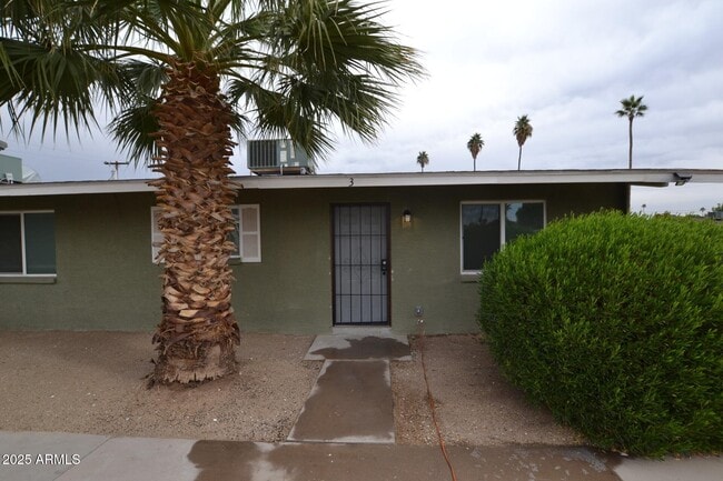 Building Photo - 2202 W Devonshire Ave