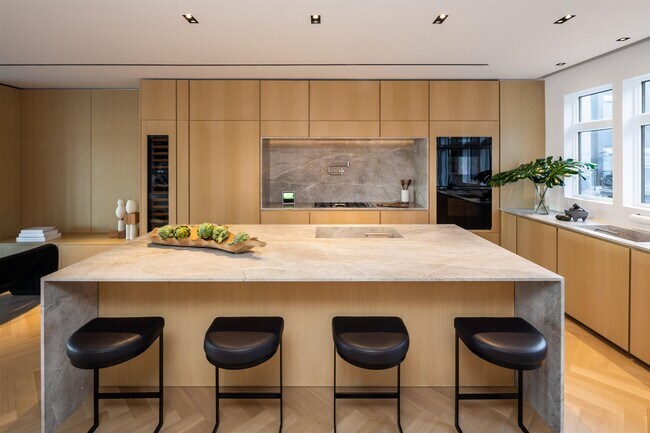 Building Photo - TH12 HENLEY Pl