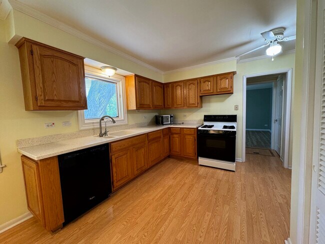 Building Photo - 648 E Lincoln St