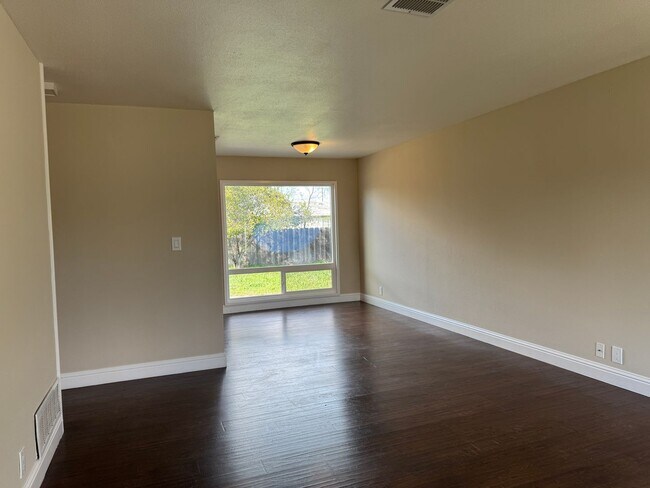 Foto del edificio - Midtown Stockton, Three Bed, One Bath, One Car Garage.