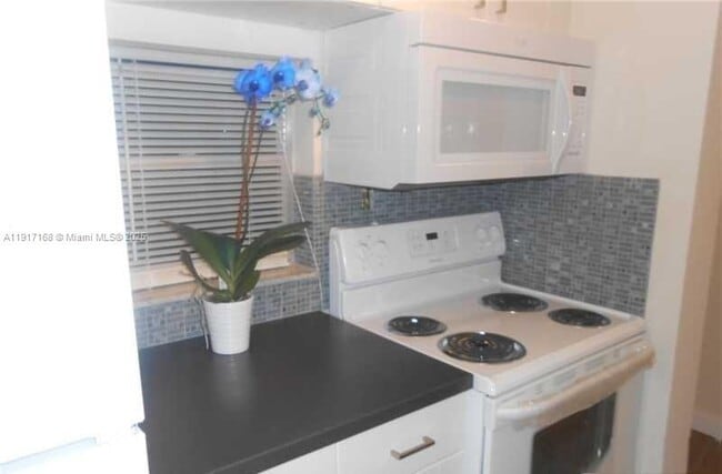 Foto del edificio - 8540 N Sherman Cir