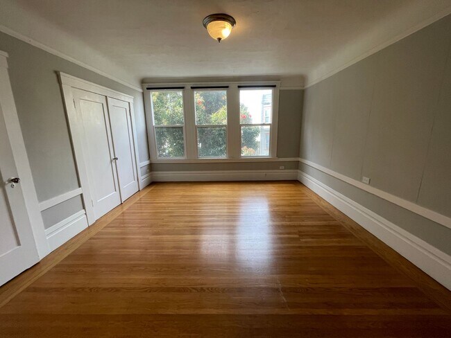 Building Photo - 318