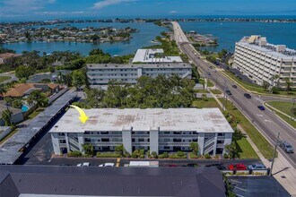 Building Photo - 2944 W Bay Dr