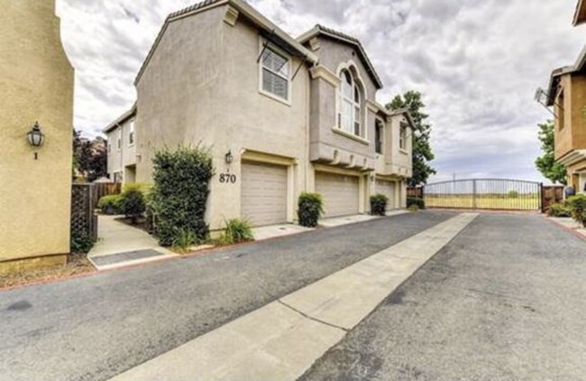 Building Photo - 870 Sierra View Cir
