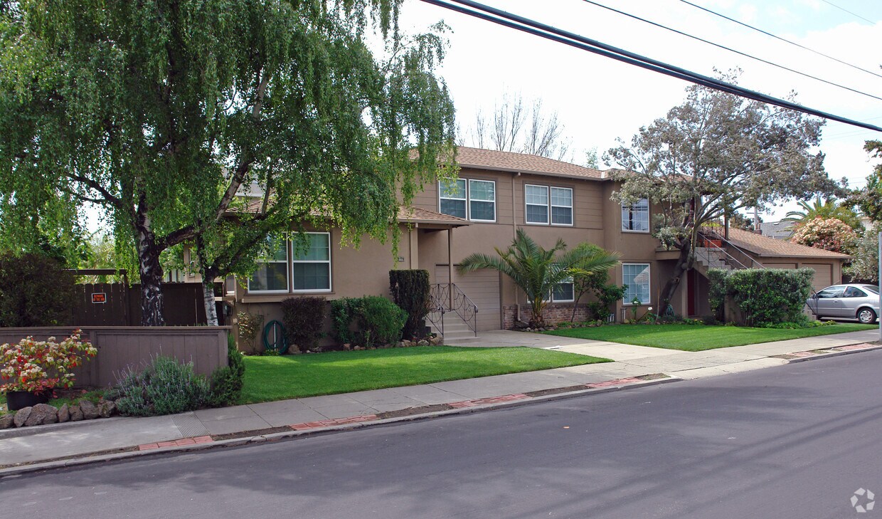 Foto principal - 618-620 622 E Santa Inez Ave