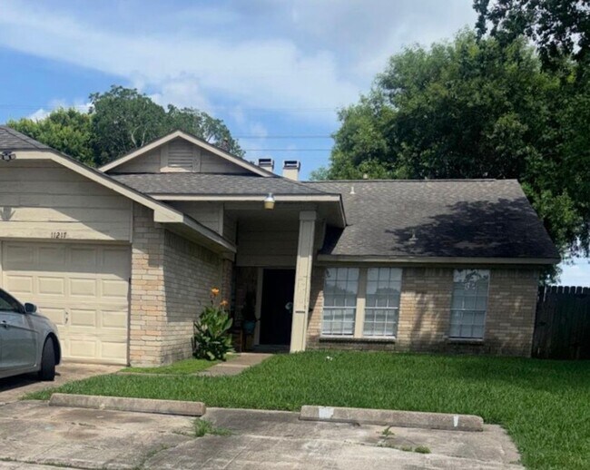 Building Photo - Updated 3-bedroom, 2-bathroom  duplex.