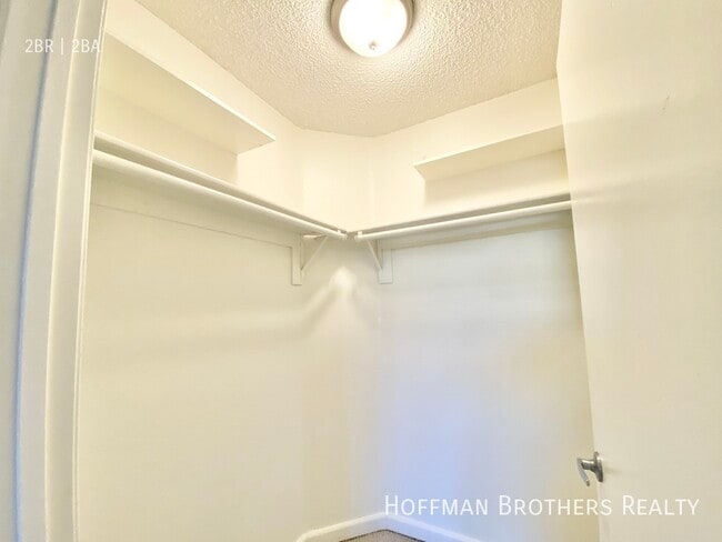 Building Photo - 860 S Ardmore Ave