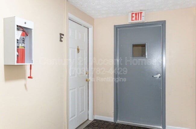 Building Photo - 4400 Groombridge Way