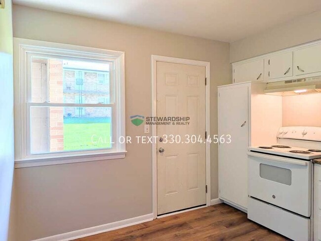 Building Photo - 614 Highland Dr