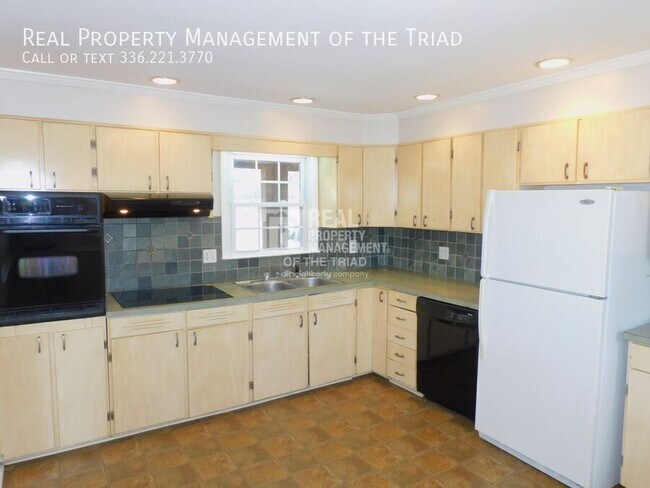 Building Photo - 3 Bedroom/2 Bath Single Story Brick Ranch ...