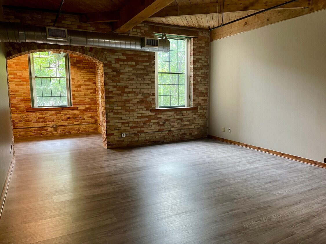 Foto principal - 940 Monroe Ave NW